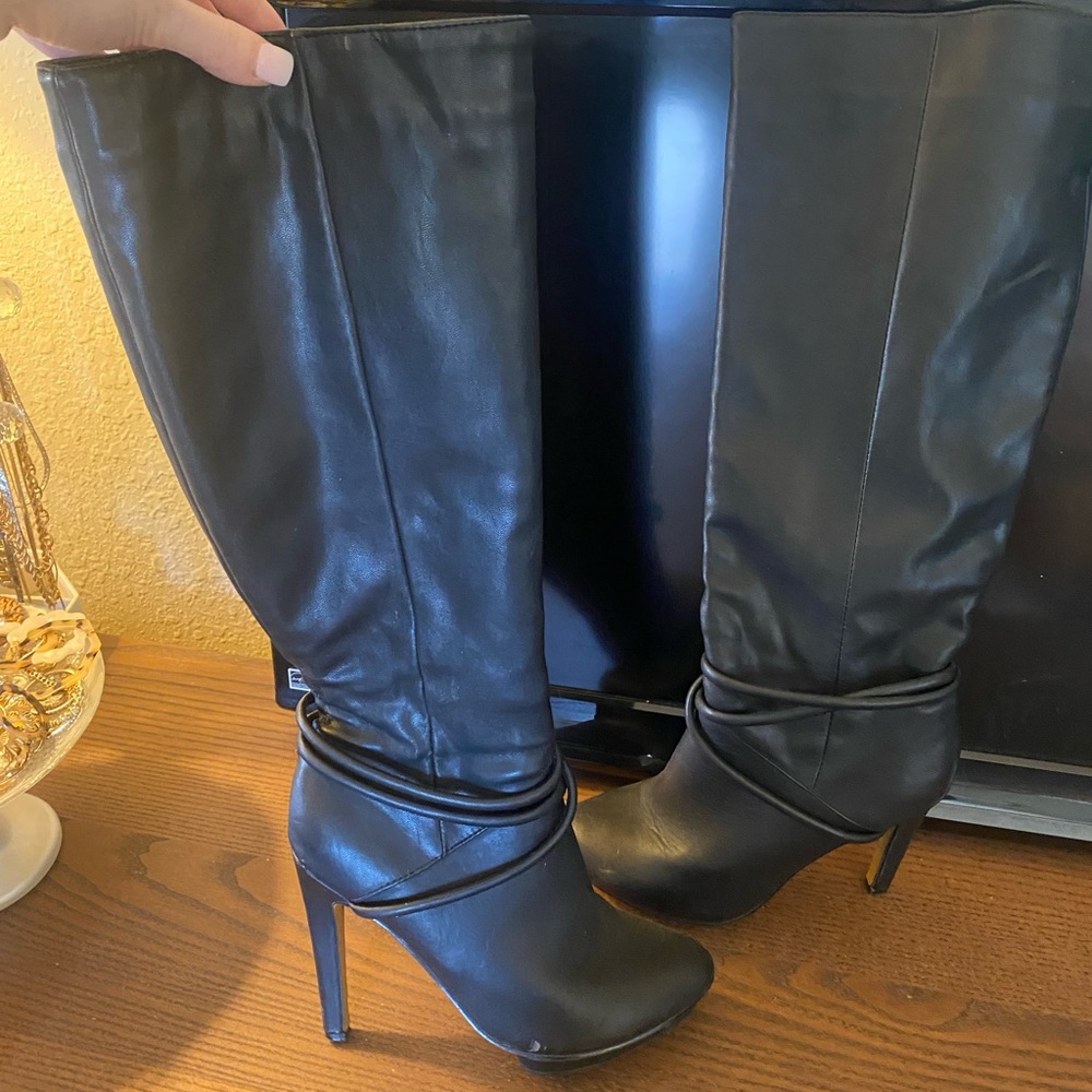 JustFab Black Heeled Boots with Slouchy Design